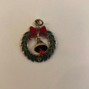 🎄 Vintage Wreath Charm Pendant
